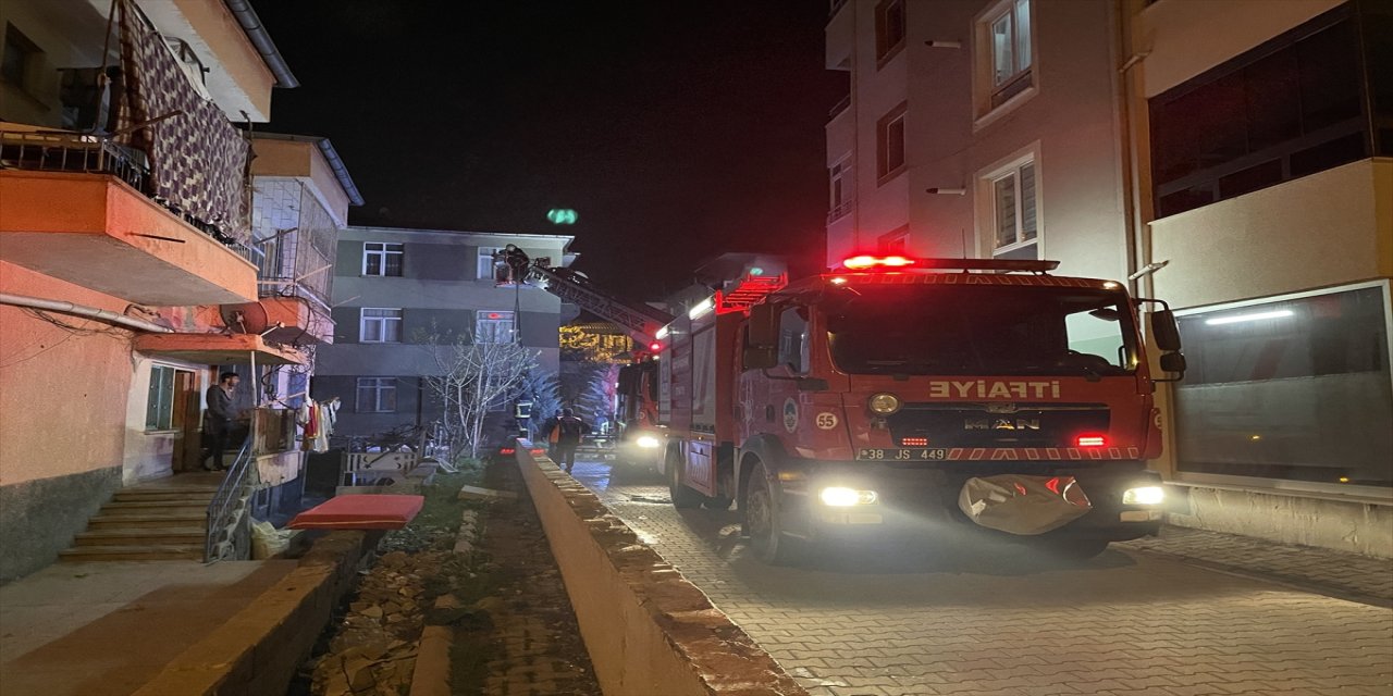 Kayseri'de üç katlı apartmanın en üst katında çıkan yangın söndürüldü