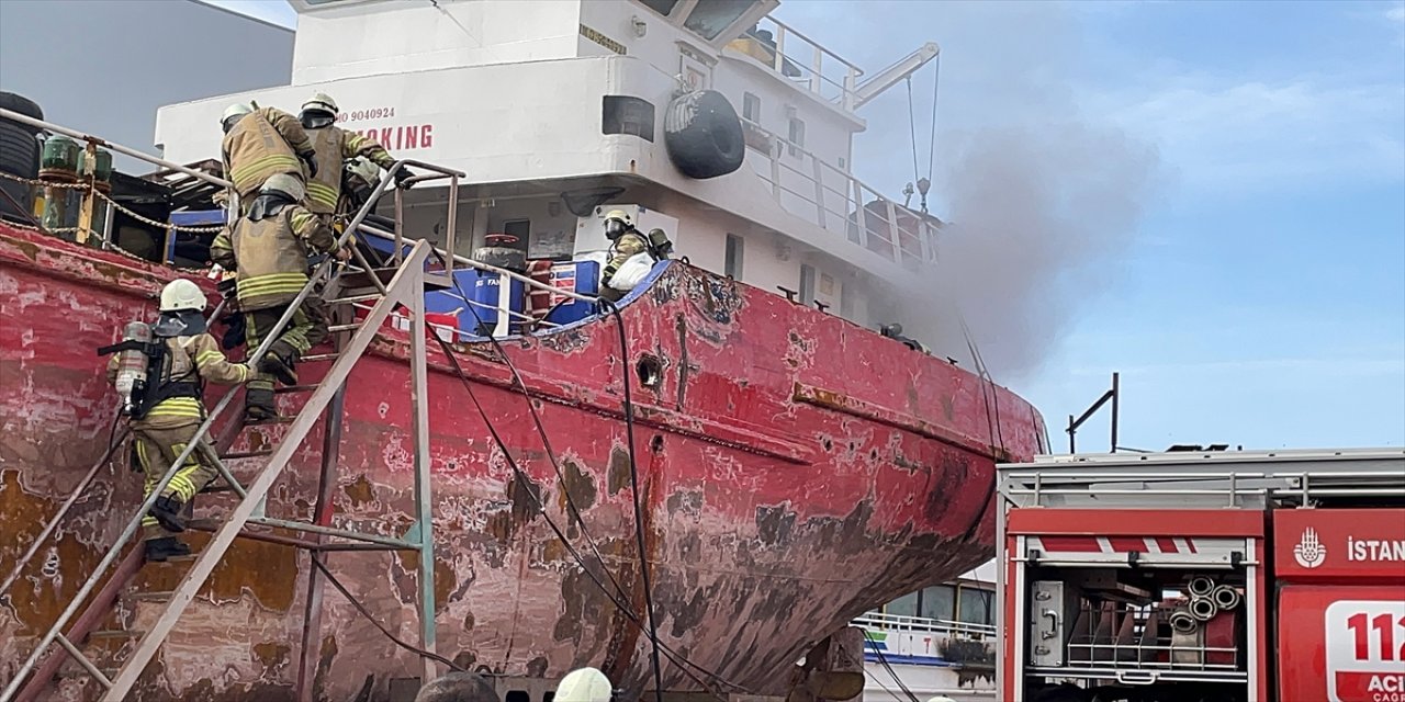 Tuzla'da bakımdaki yük gemisinde çıkan yangın söndürüldü