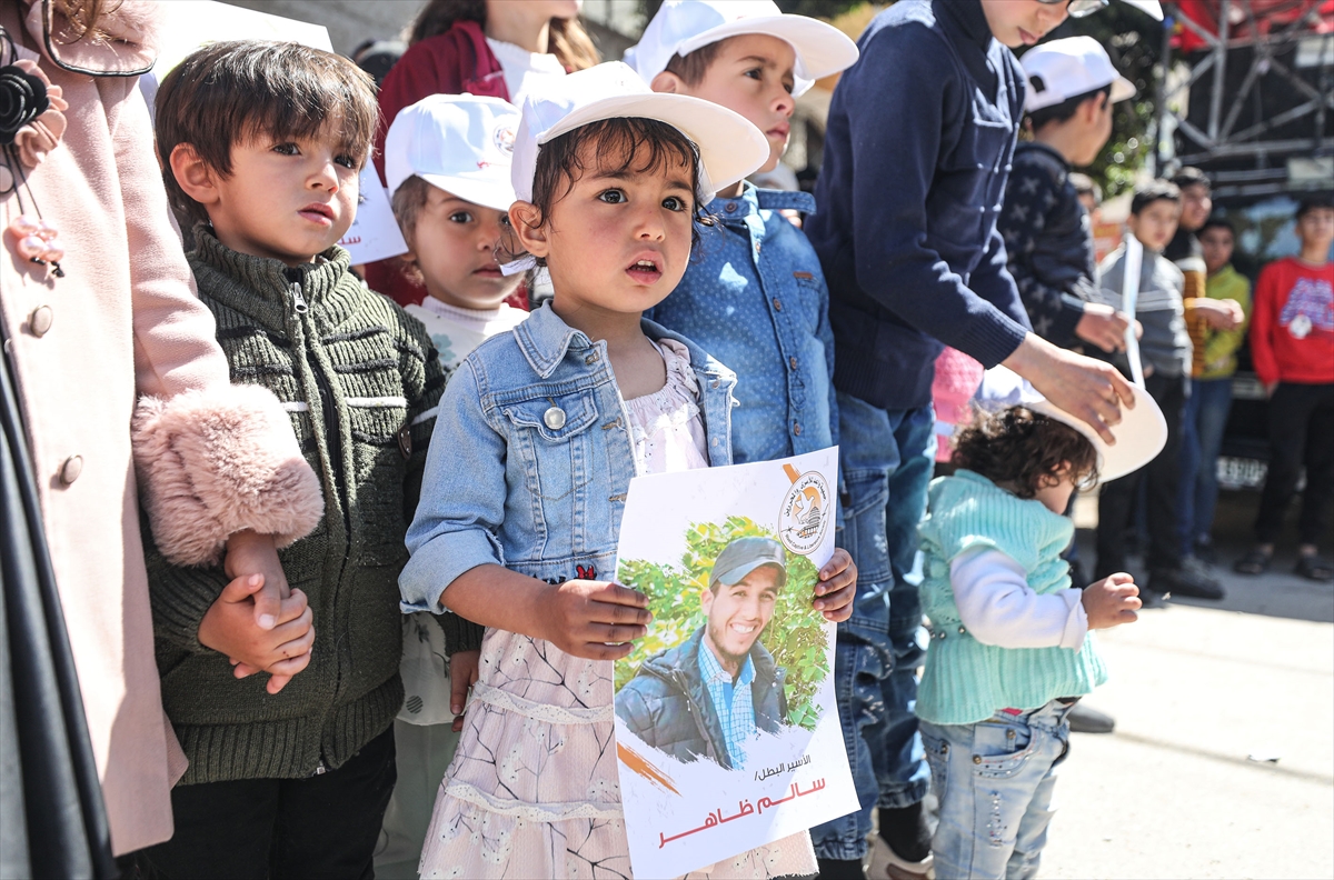 Gazzeli çocuklar  babalarını için eylemde