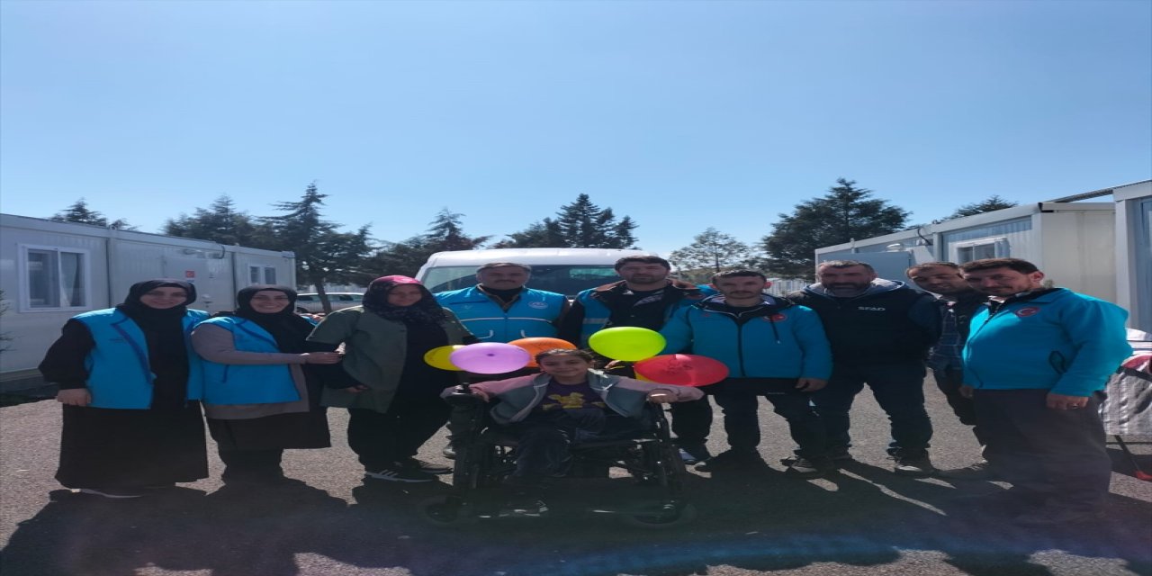 Depremde bacağını kaybeden çocuğun akülü araç talebi yerine getirildi.