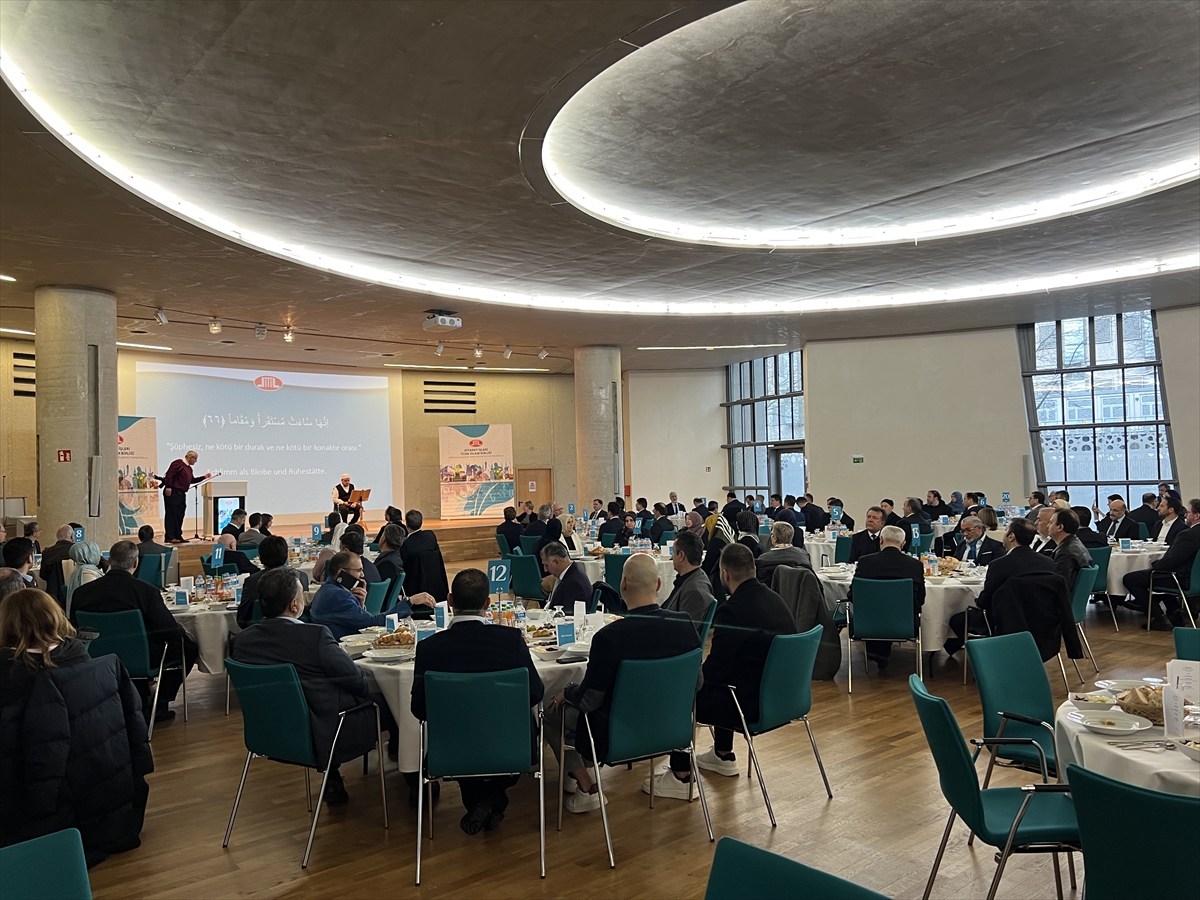 Köln'de Türkler ve Almanlar birlikte iftar yaptı