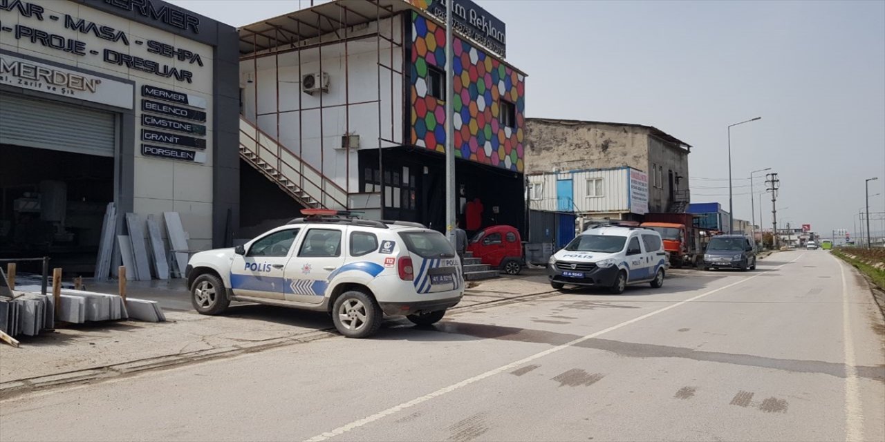 Kocaeli'de baskı makinesine başörtüsünü kaptıran kadın hayatını kaybetti.