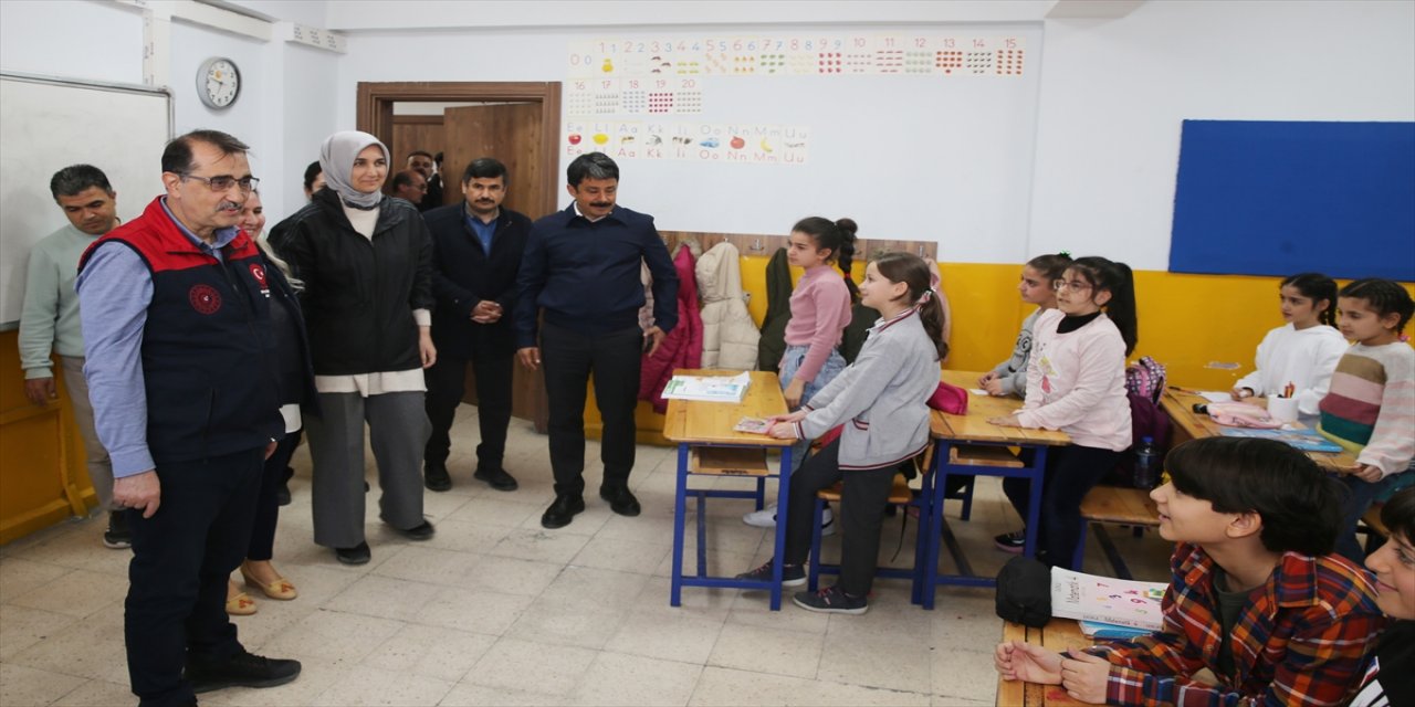 Bakan Dönmez, İskenderun'da okul ziyareti yaptı.