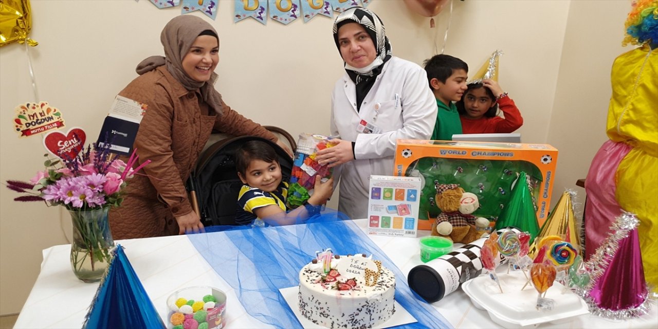 Enkazdan kurtarılan çocuğun doğum günü Konya'da tedavi gördüğü hastanede kutlandı