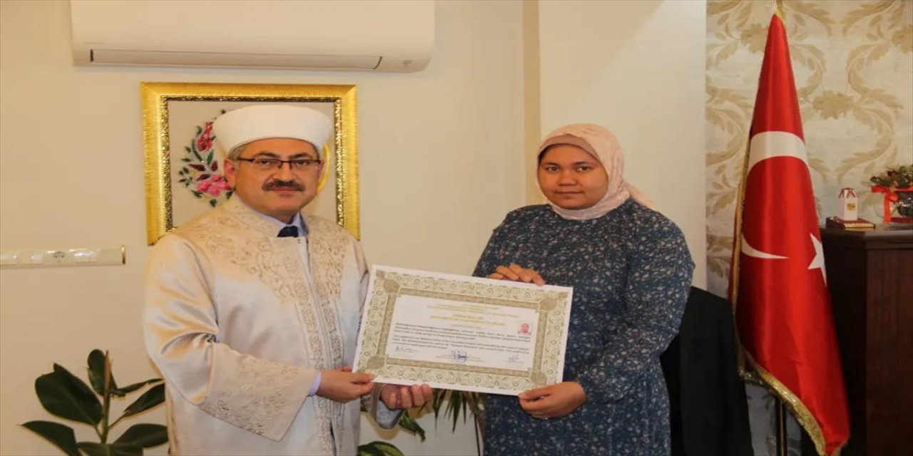 Filipinli Nenet Delaroza, İslamiyet'i seçerek "Elifnaz" ismini aldı