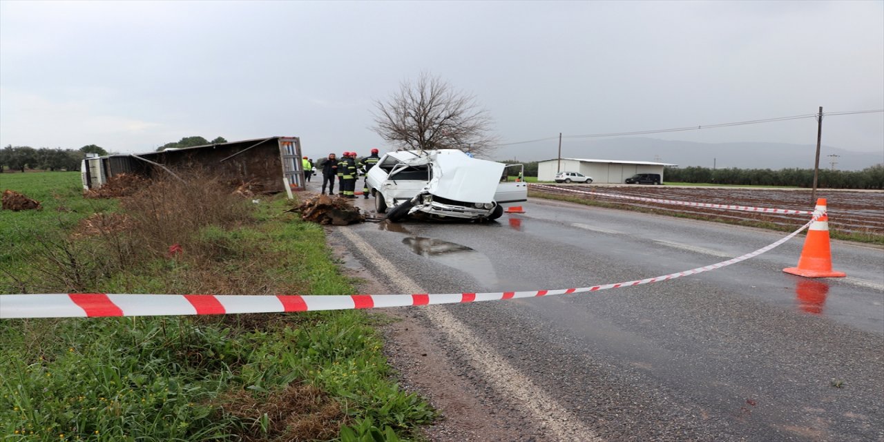 Manisa'da kamyonla çarpışan otomobilde 2 kişi hayatını kaybetti.