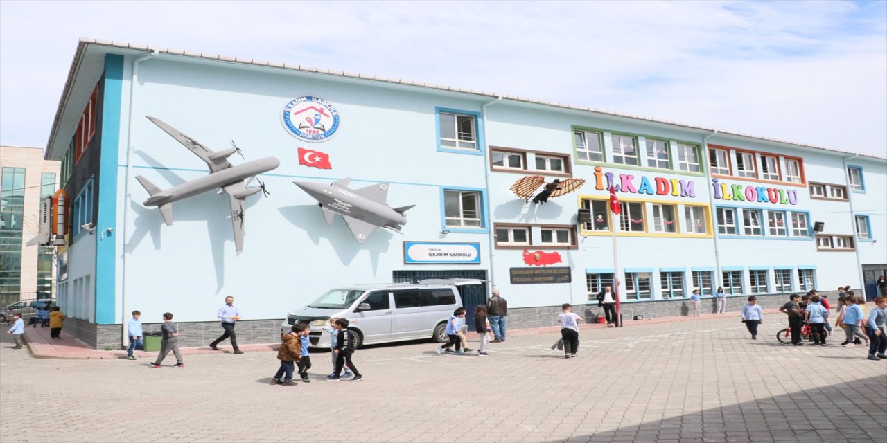 Bayraktar Kızılelma ve Akıncı'nın maketleri okul duvarında sergileniyor.