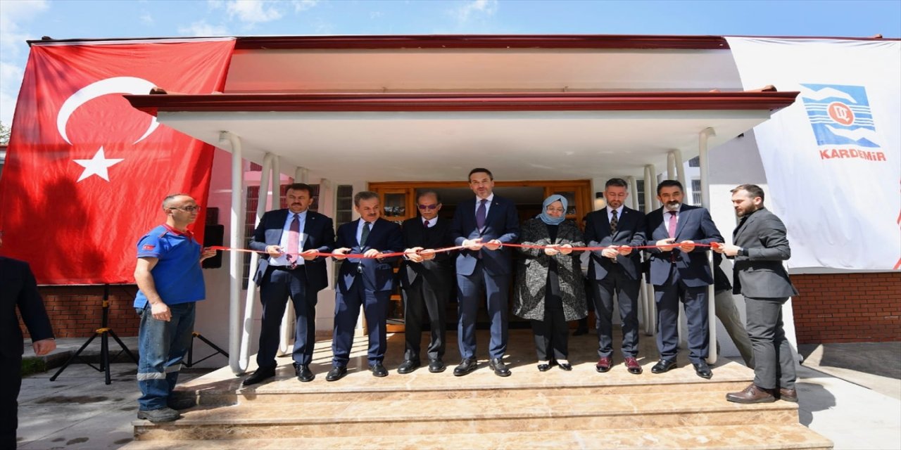KARDEMİR'in üretim tesisleri ve çalışanlarının yer aldığı fotoğraf sergisi açıldı