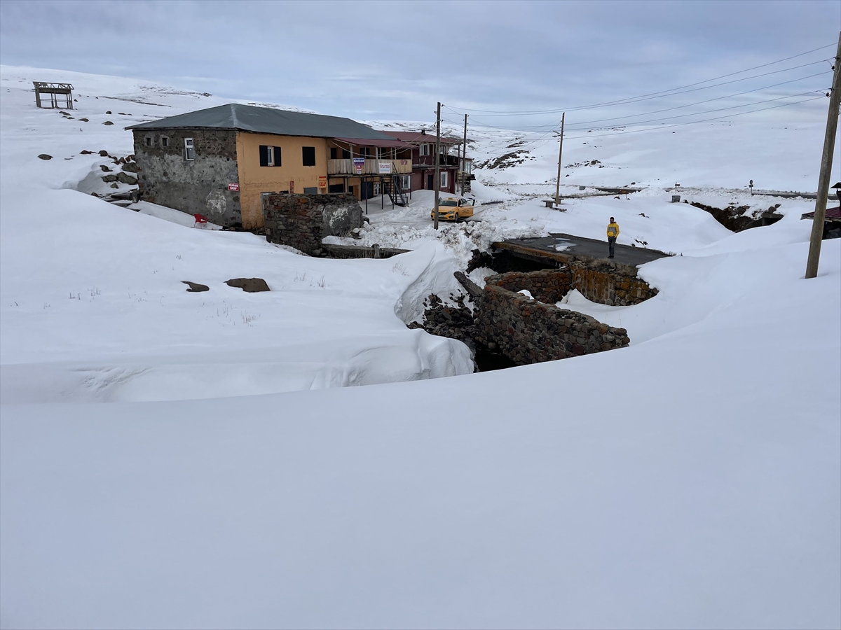 Ardahan'da yayla evleri ilkbaharda kar altında kaldı