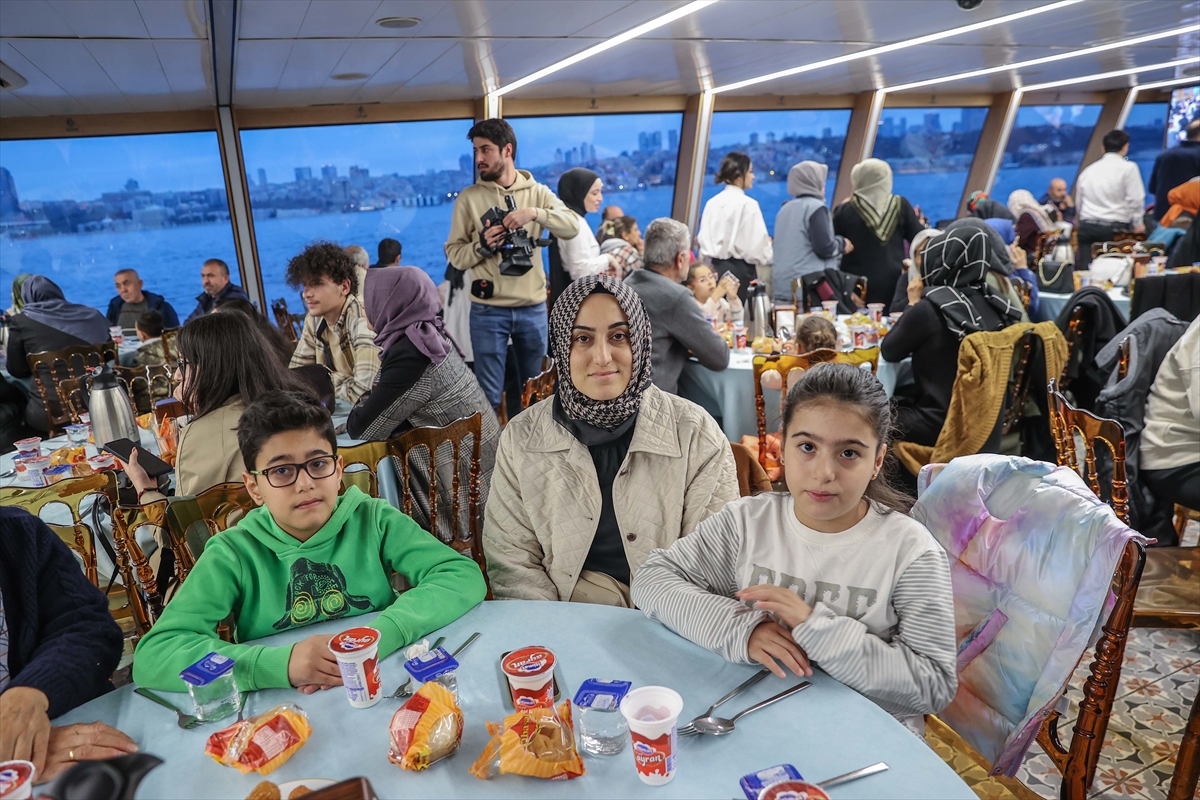 Üsküdar'da 300 depremzede Boğaz turunda iftar yaptı