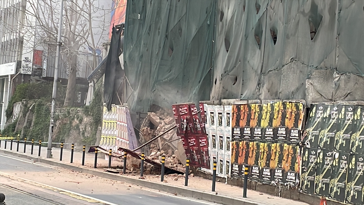 Beyoğlu'nda yıkılma riski bulunan tarihi metruk bina çöktü