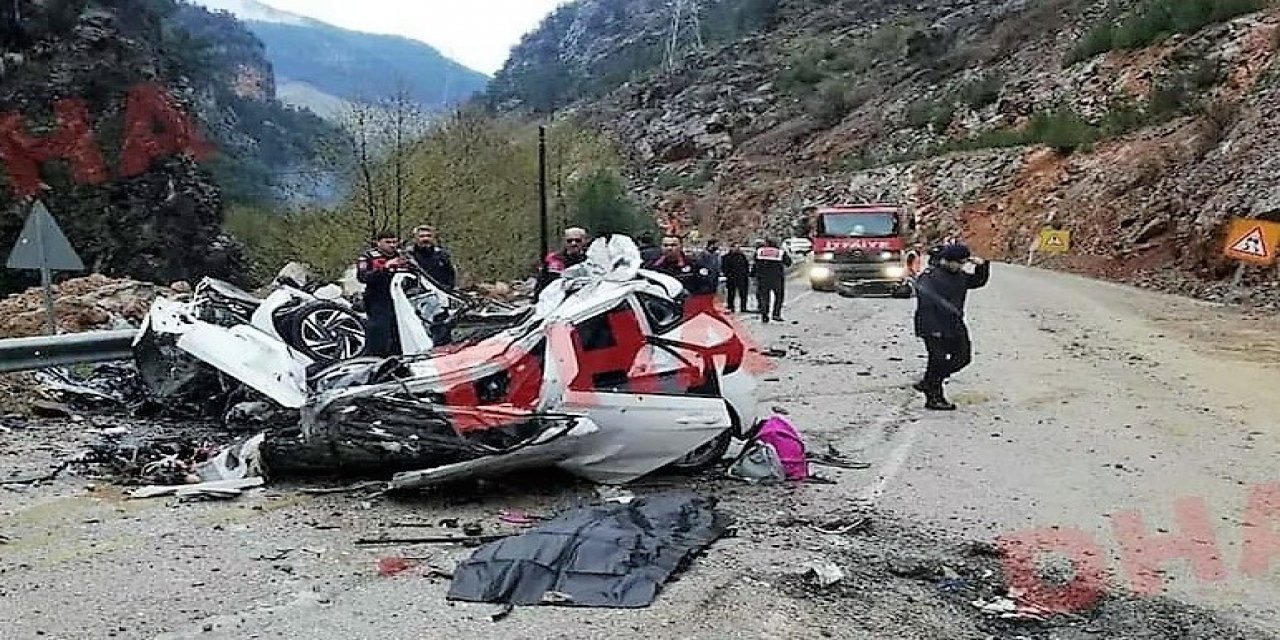 Kaya düşen otomobildeki 4 öğretmen yaşamını yitirdi.