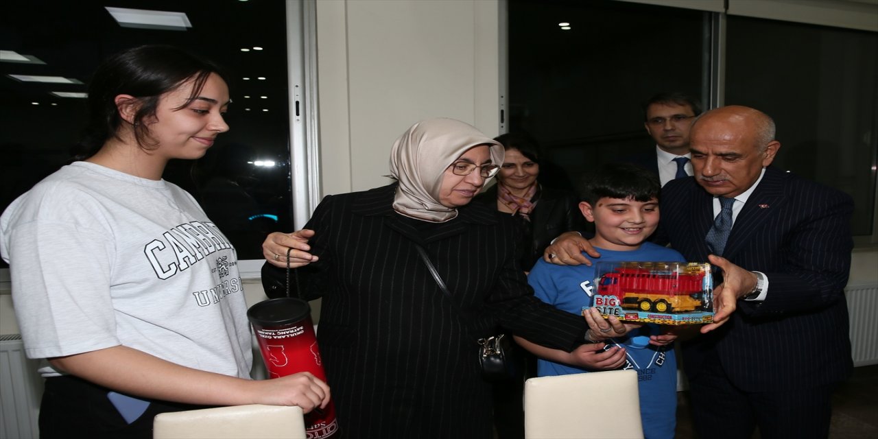Bakan Kirişci, Aydın'da misafir edilen depremzedelerle iftar yaptı