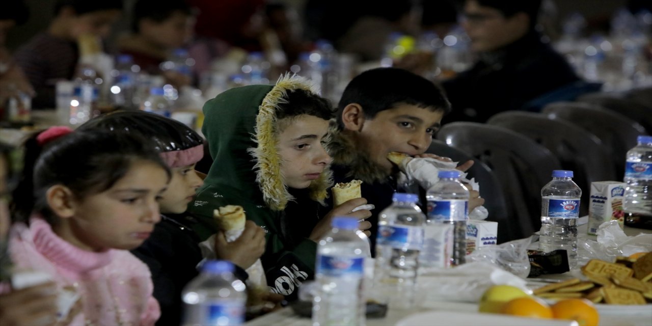 Suriye'de yetimler "Dünya Yetimler Günü"nde iftarda buluştu