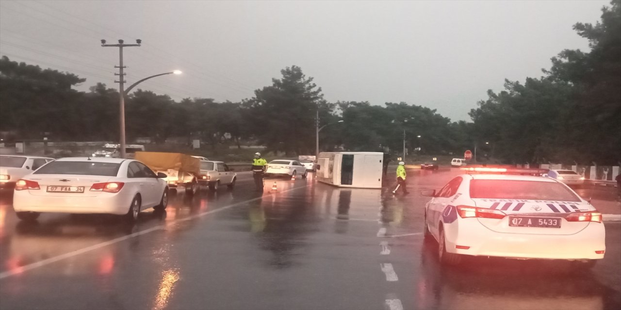 Antalya'da mobilya fabrikası personelini taşıyan midibüsün devrilmesi sonucu 7 kişi yaralandı