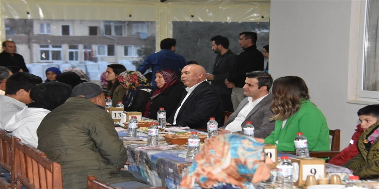 Adana'da yetim çocuklar için iftar programı düzenlendi