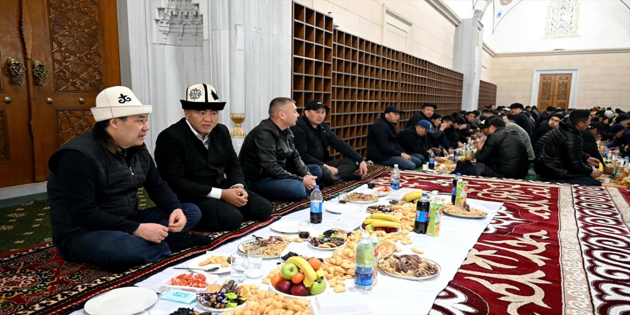 Kırgızistan Cumhurbaşkanı Caparov, İmam Serahsi Camisi'nde iftar verdi
