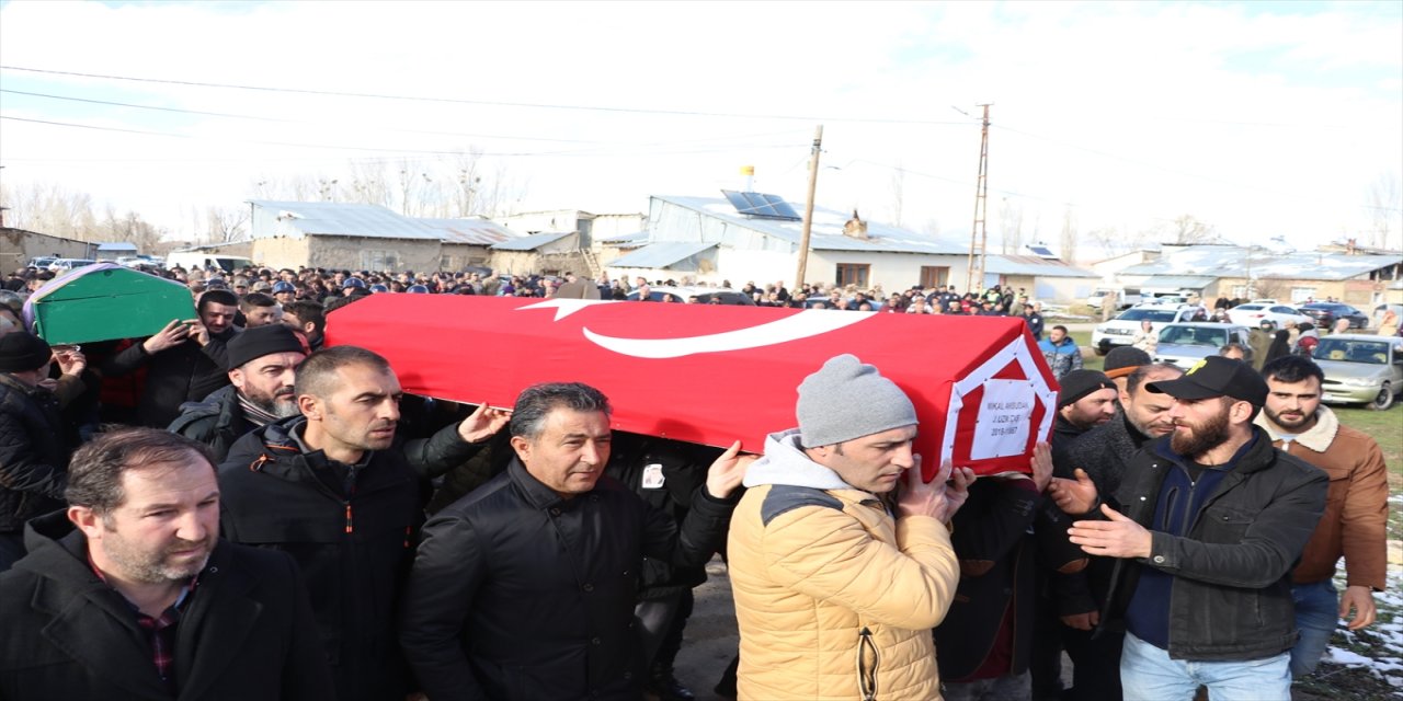 Hayatını kaybeden uzman çavuş ile eşi ve kızının cenazesi defnedildi.