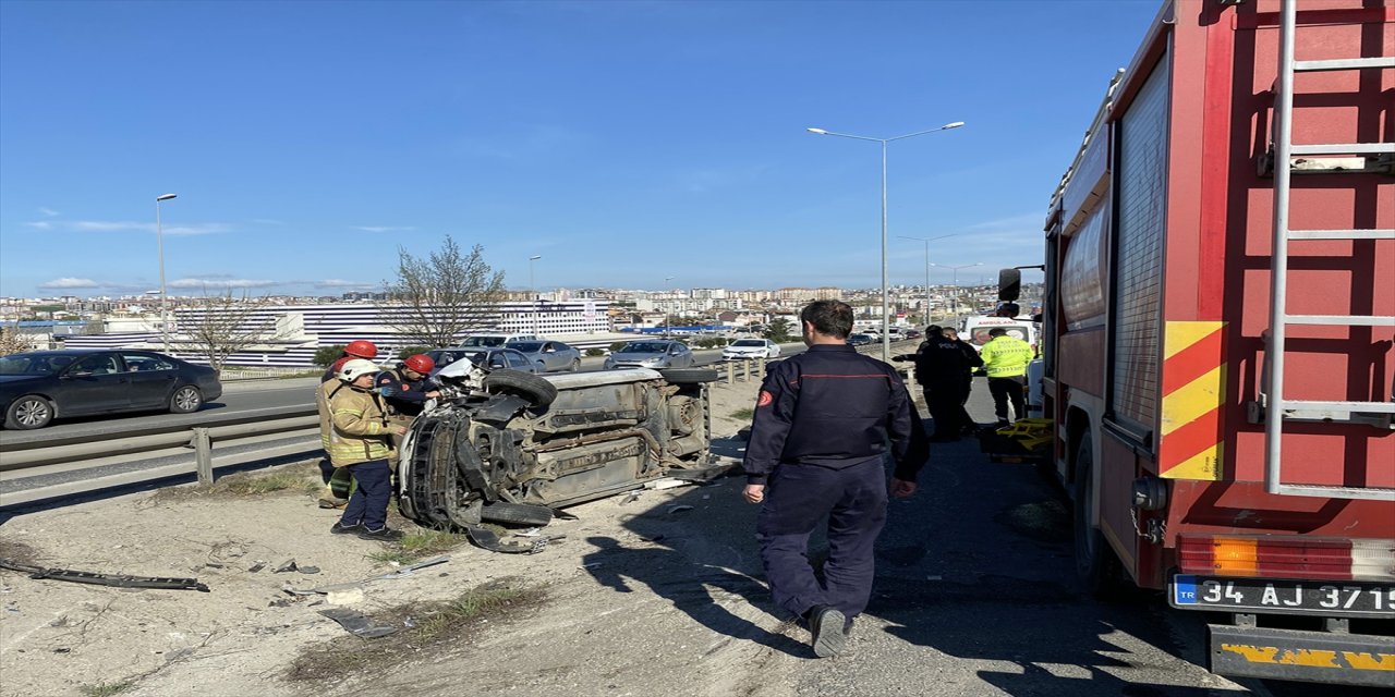 Silivri'de kamyonet ile araç çarpıştı 2 kişi yaralandı.