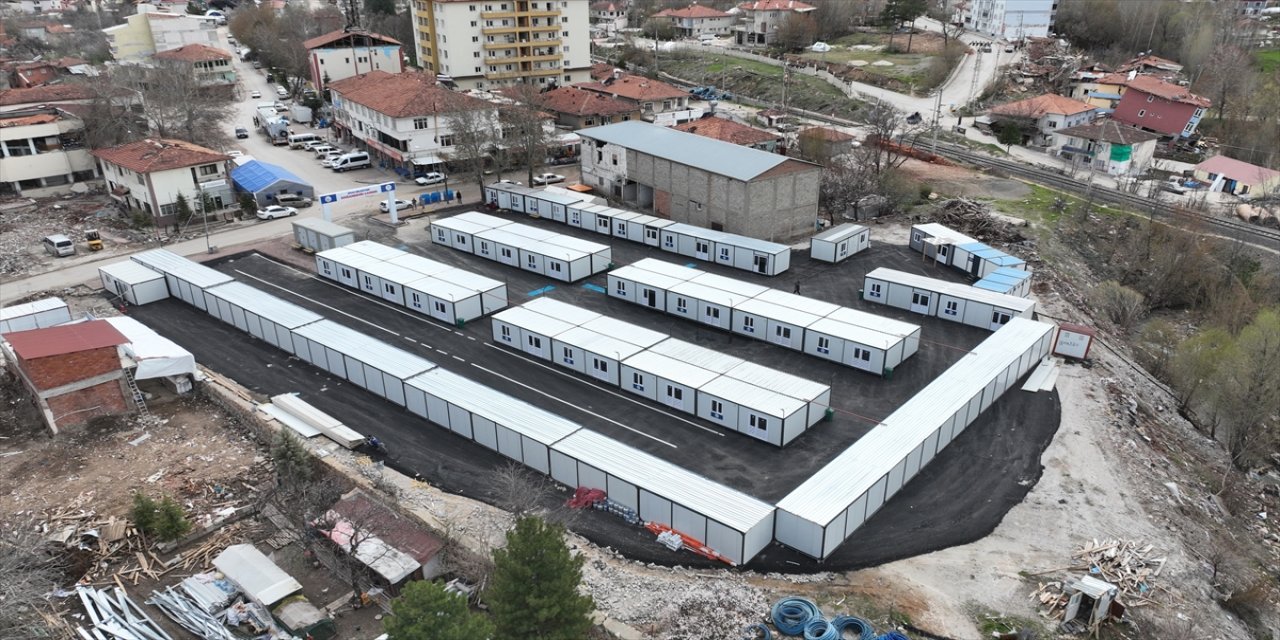 Doğanşehir'de depremzede esnaf için konteyner çarşı kuruldu.