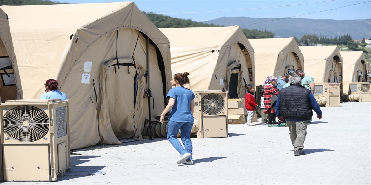 ABD'nin kurduğu sahra hastanesi depremzedelere hizmet veriyor.