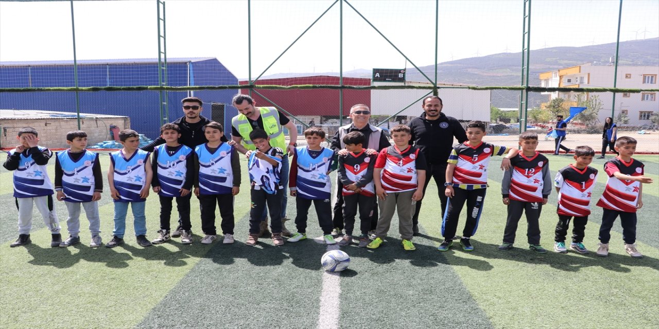 Oyuncular Berk Oktay, Yıldız Çağrı Atiksoy ve Durul Bazan çocuklarla buluştu.