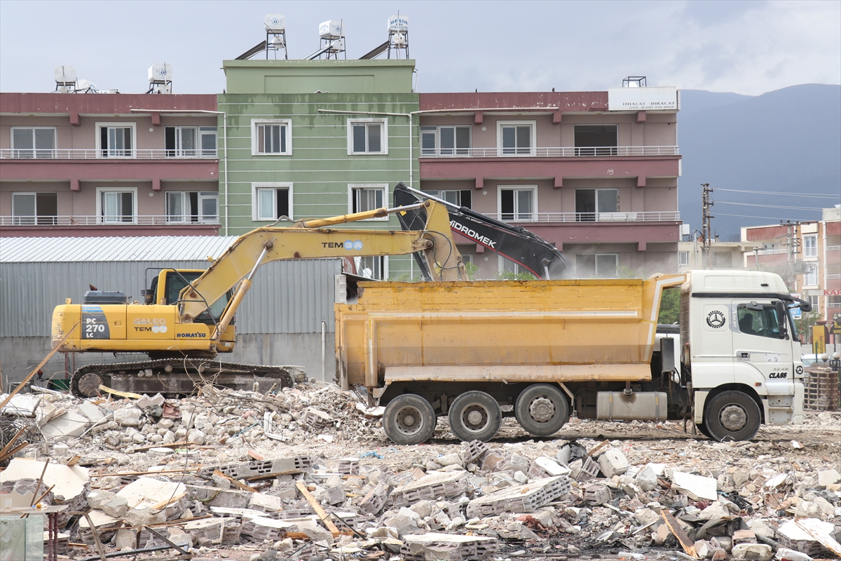 Hatay'da bina yıkım ve enkaz kaldırma çalışmaları 61 mahallede yapılıyor