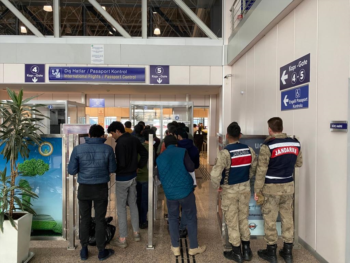 Afganistan uyruklu 228 düzensiz göçmen, Erzurum'dan ülkelerine gönderildi