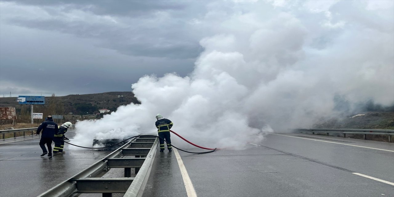 Sivas'ta bariyerlere çarpan otomobil alev aldı.