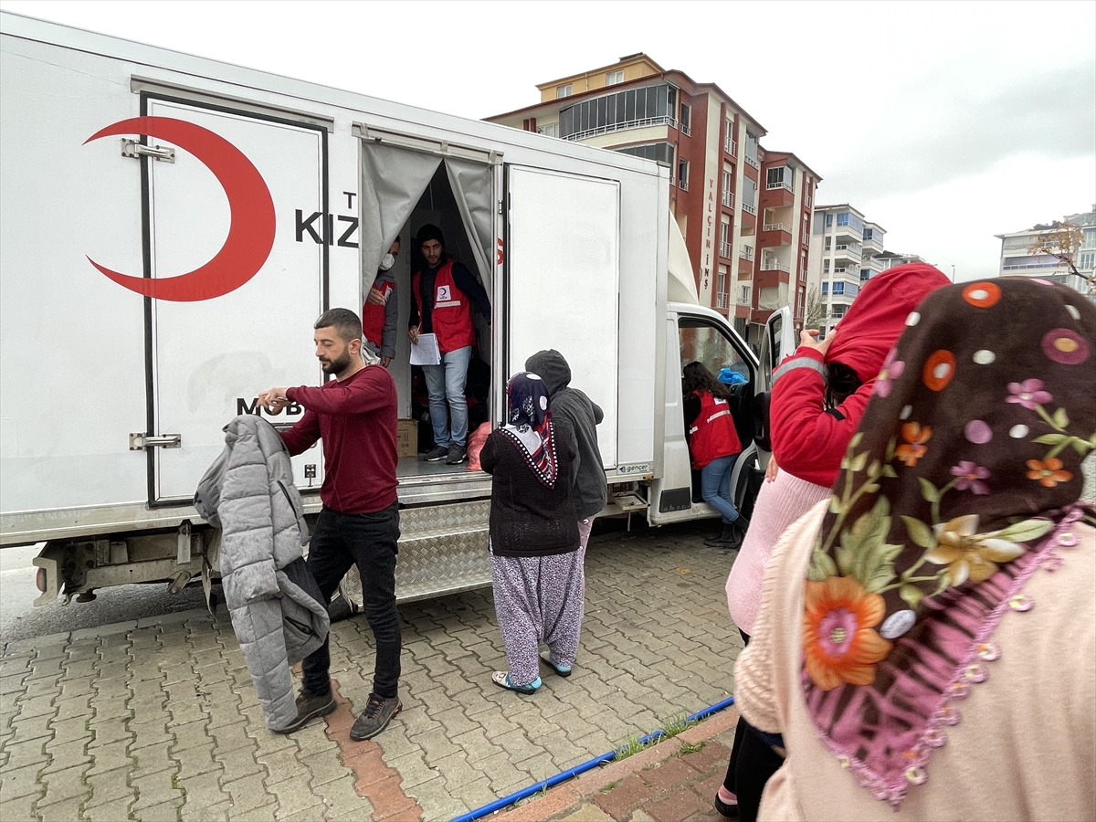 Türk Kızılay mobil sağlık aracı, Malatya'da depremzedelere hizmeti sürdürüyor
