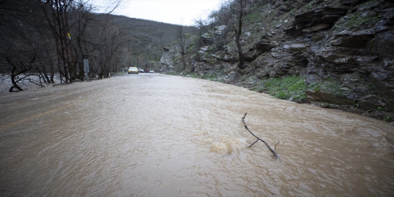 Taşkın nedeniyle Tunceli-Ovacık kara yolunda 11 kişi mahsur kaldı.
