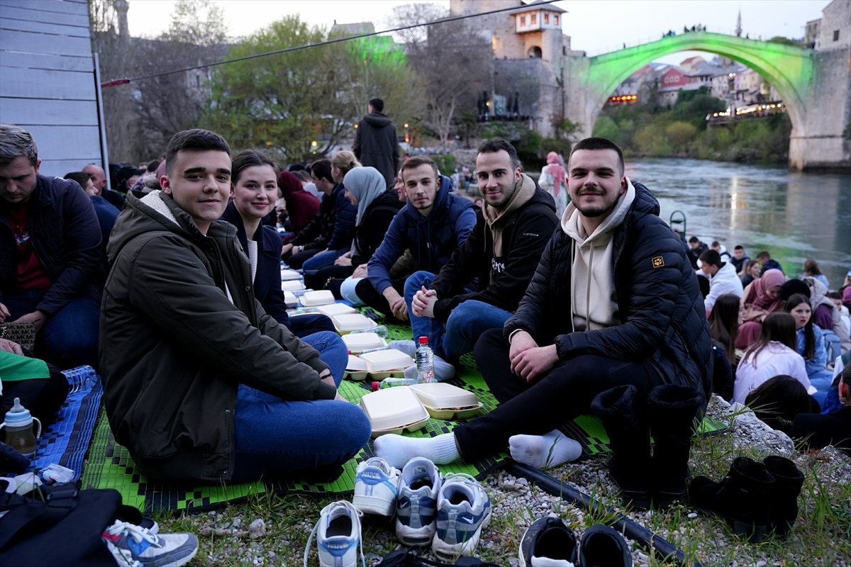 Mostar Köprüsü'nün yanında 1300 kişilik iftar