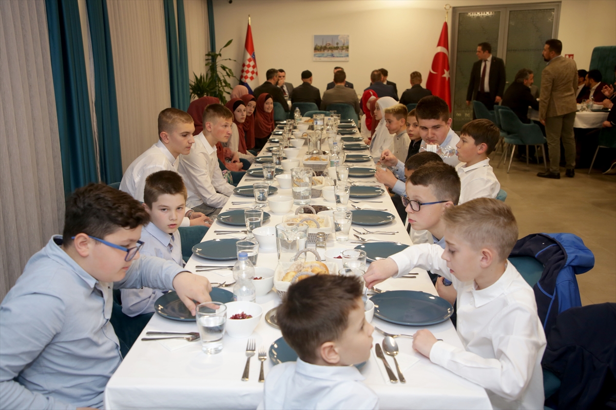 Zagreb Büyükelçisi Kıran, Hırvatistan'daki Kur'an-ı Kerim öğrencilerine iftar verdi