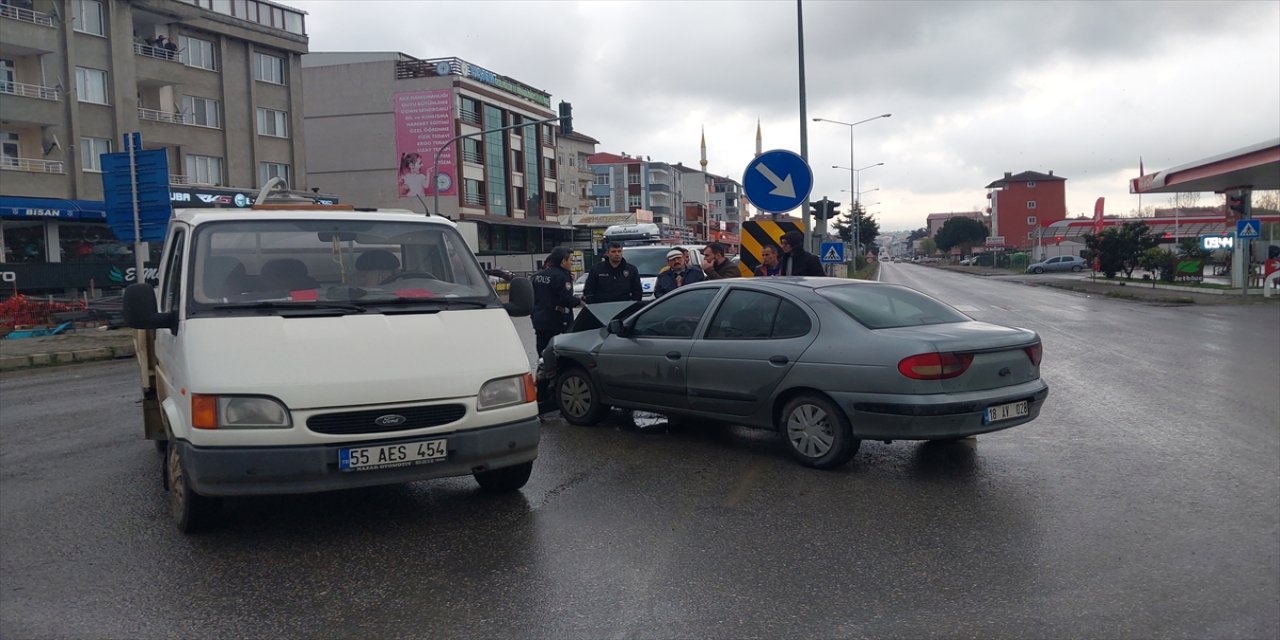 Samsun'da kamyonet ile otomobilin çarpışması sonucu 4 kişi yaralandı