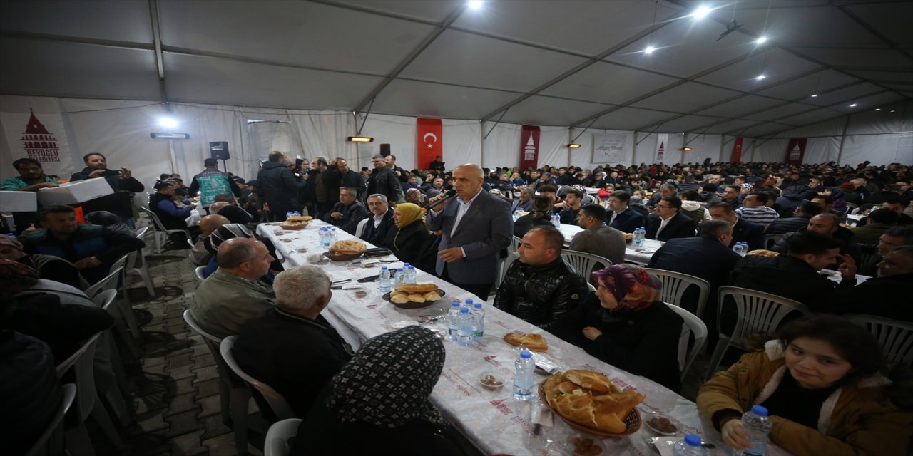 Bakan Kirişci Kahramanmaraş'ta depremzedelerle iftar yaptı