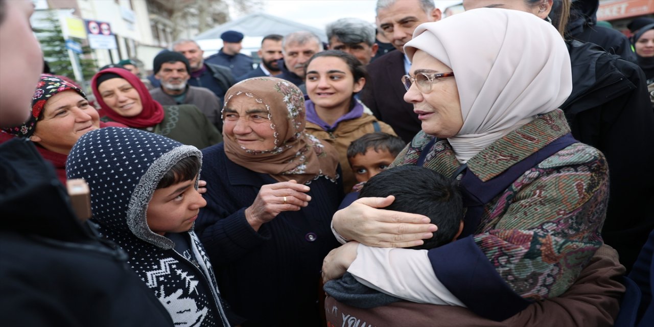 Emine Erdoğan, Malatya'da depremzedelerle bir araya geldi