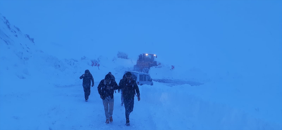 Van'da karda mahsur kalan  4 kişi  kurtarıldı