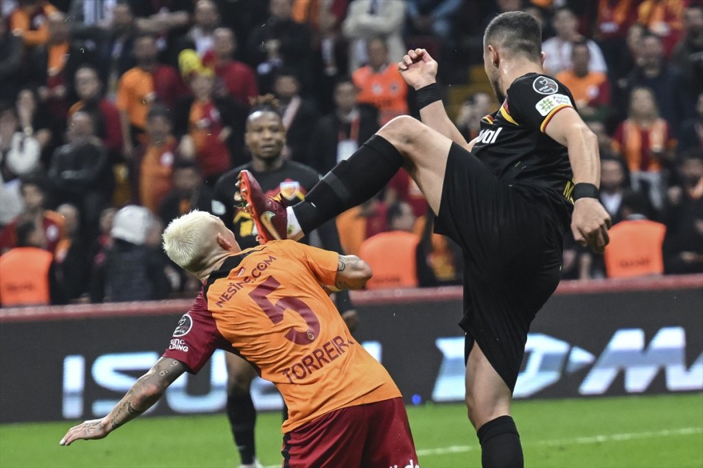 Lider Galatasaray farklı kazandı