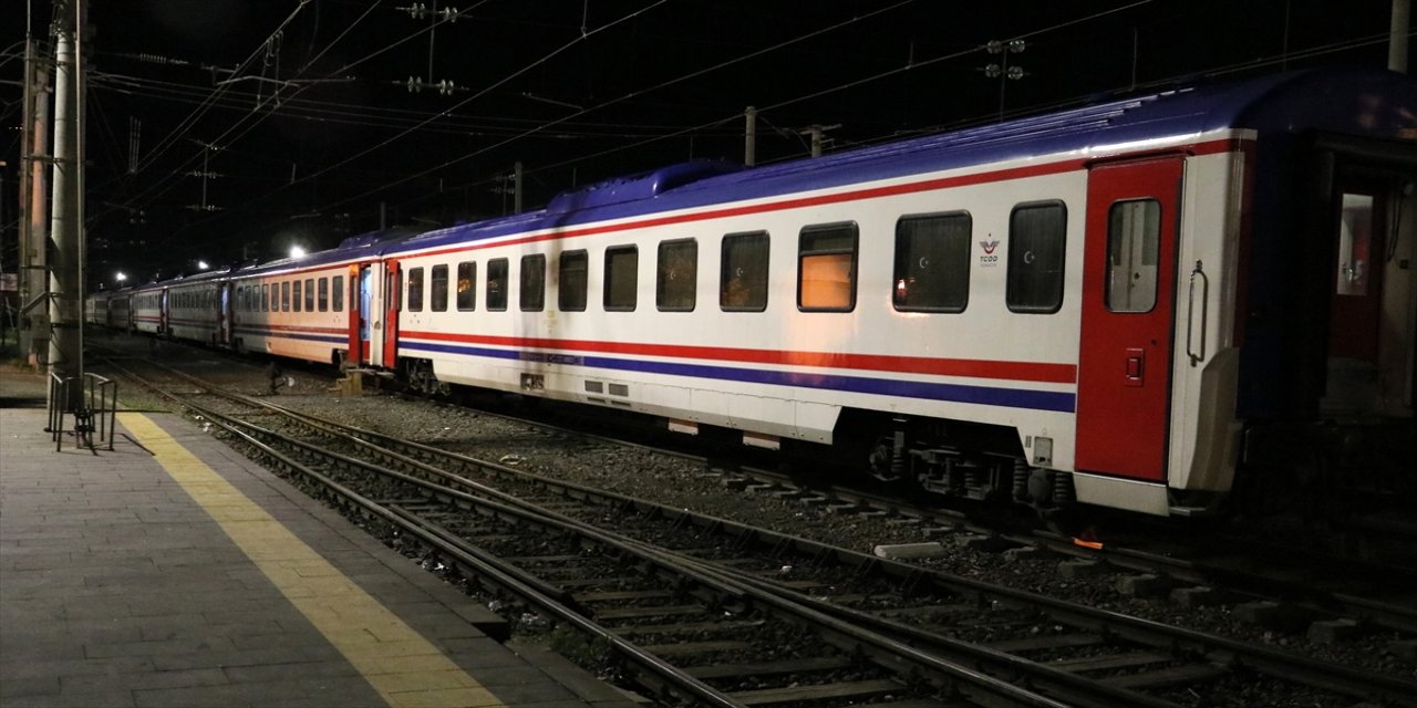 Trende konaklayan depremzedeler bu yıl ramazanı buruk geçiriyor.