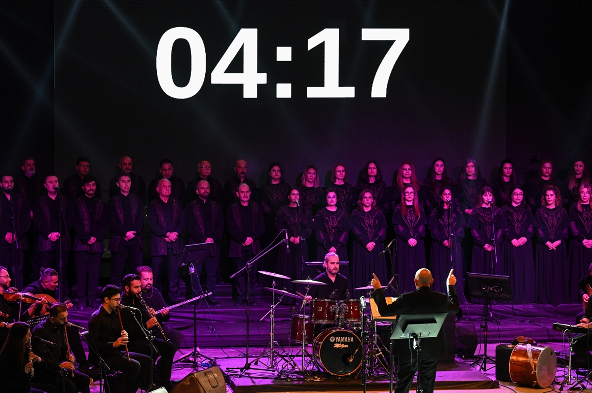 Depremlerde 7 üyesini kaybeden Antakya Medeniyetler Korosu, İzmir'de konser verdi