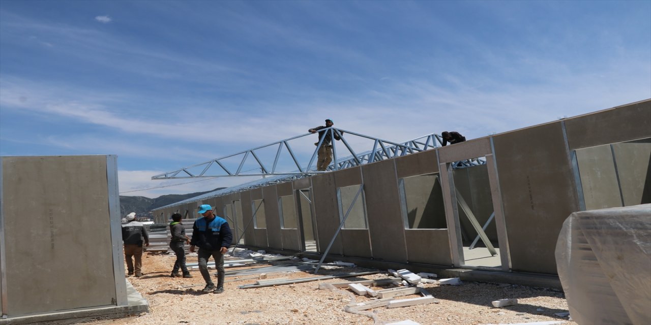 374 prefabrik iş yeri esnafa teslim edildi.