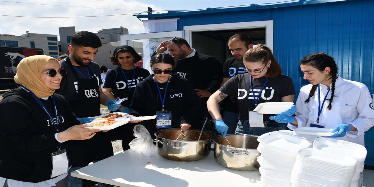 Dokuz Eylül Üniversitesi gönüllüleri temel ihtiyaç üniteleri kurdu.