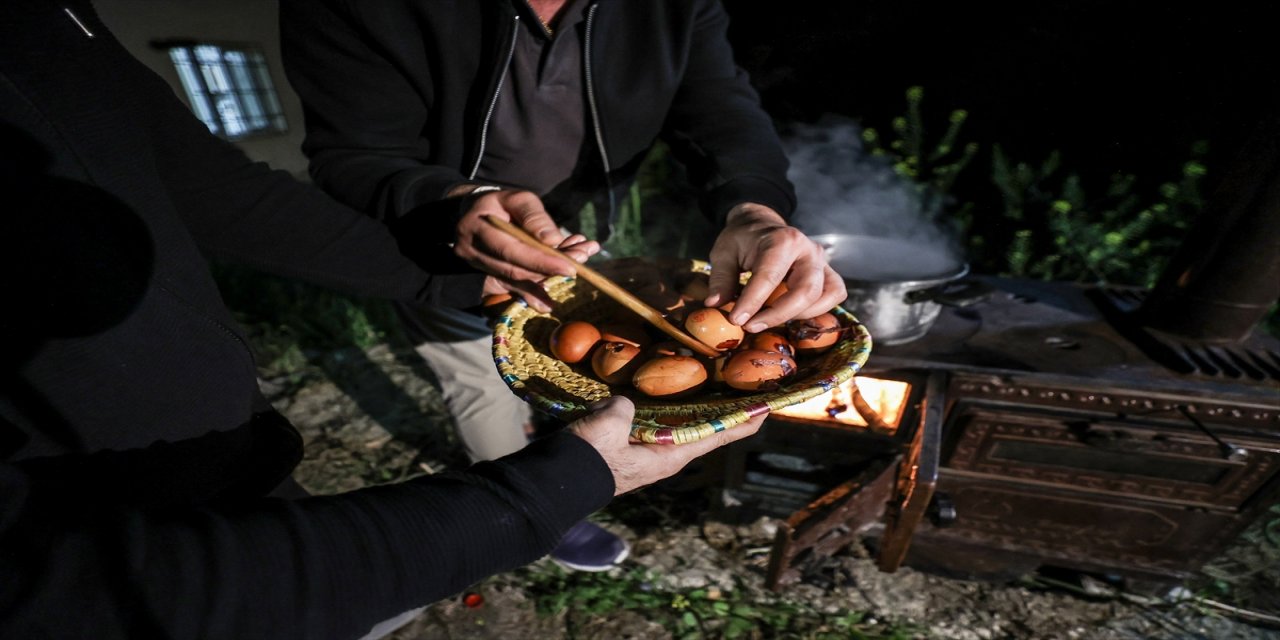 Depremde kiliseleri de yıkılan Hristiyanlar, Paskalya Bayramı'nı buruk geçiriyor.