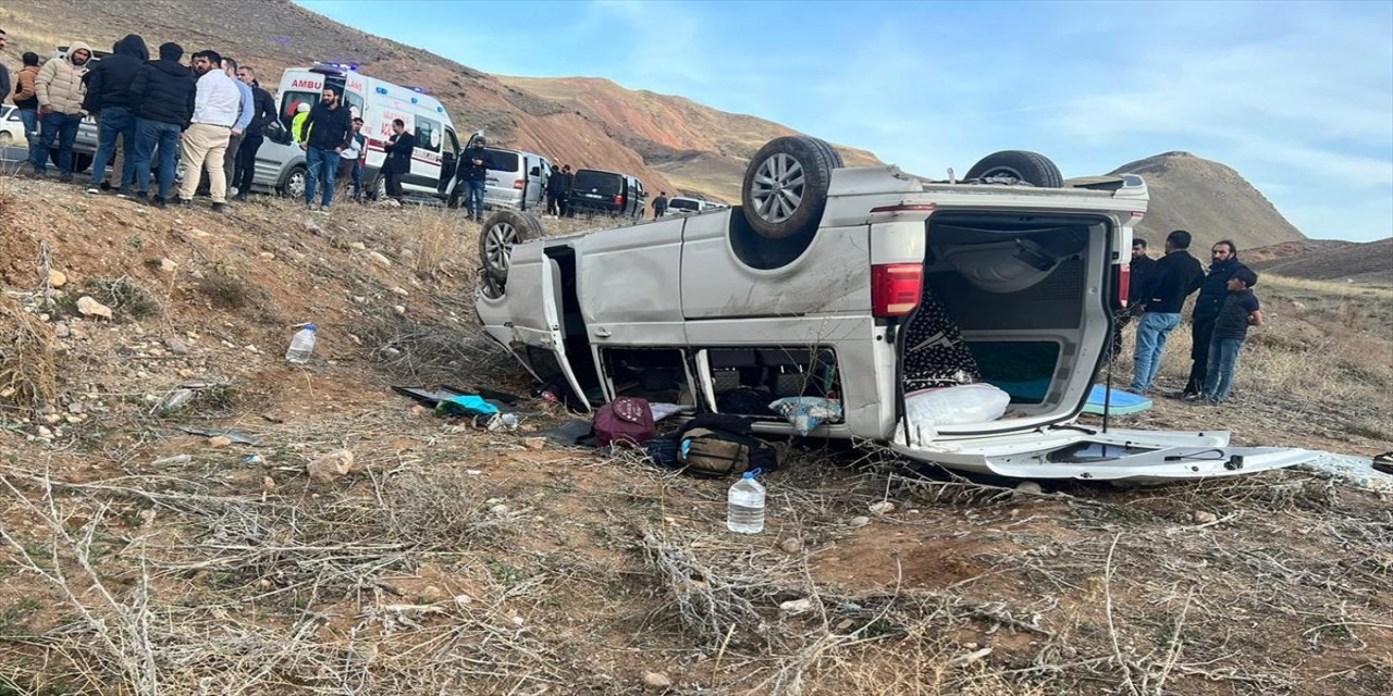 Erzurum'da kamyonetin takla atması sonucu 3 kişi yaralandı