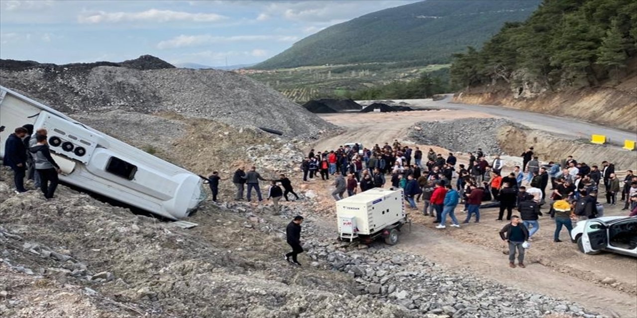 Manisa'da maden işçilerini taşıyan servis devrildi, 9 kişi yaralandı