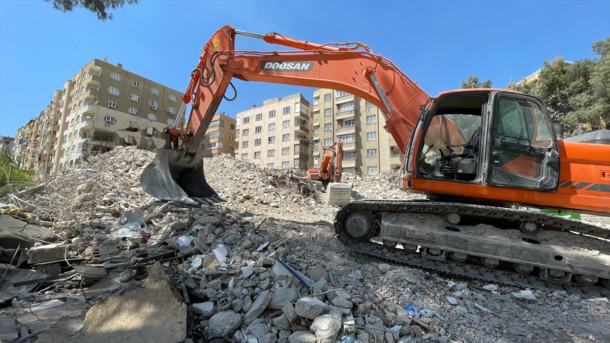 Şanlıurfa'da ağır hasarlı binaların yıkımı sürüyor
