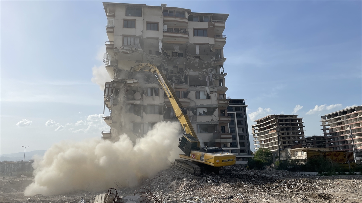 Hatay'da  enkaz kaldırma çalışmaları sürüyor