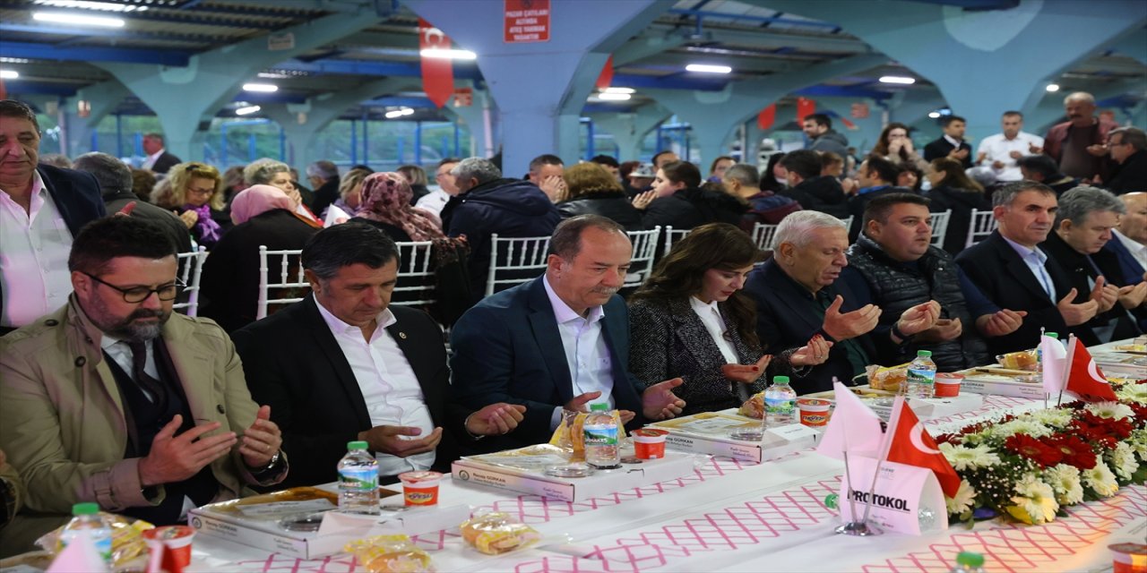 Edirne Belediyesinin düzenlediği "Edirne Sofrası" iftar programında 10 bin kişi katıldı