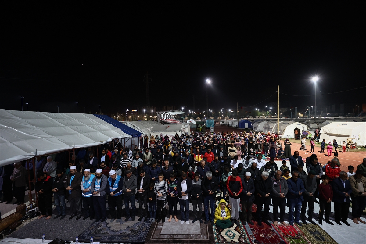 Deprem bölgesindeki illerde Kadir Gecesi idrak edildi