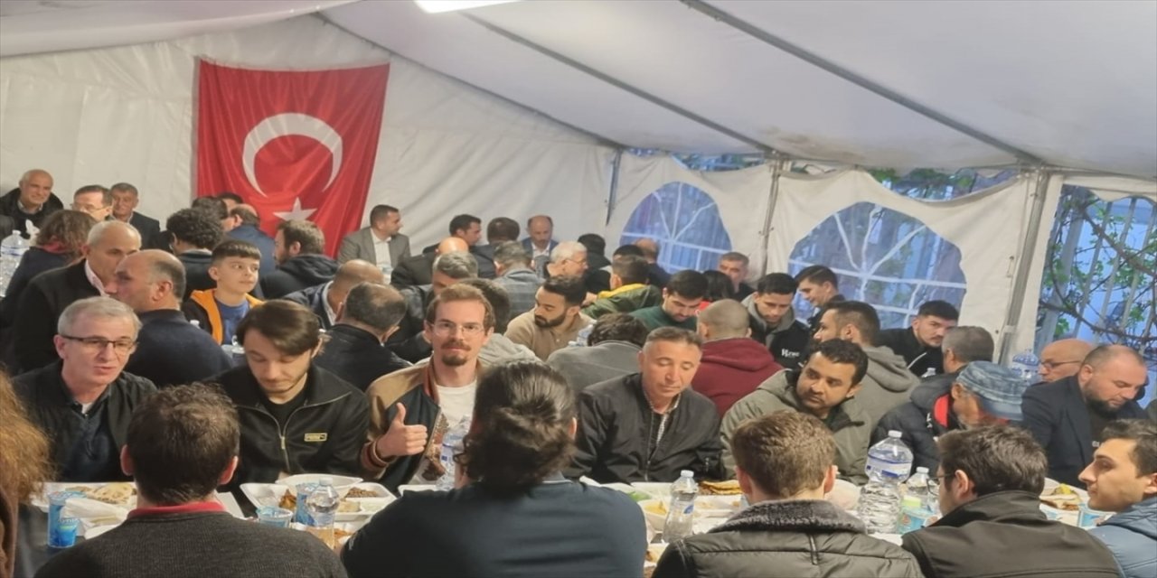 İtalya'da yaşayan Türkler, DİTİB iftarında bir araya geldi.